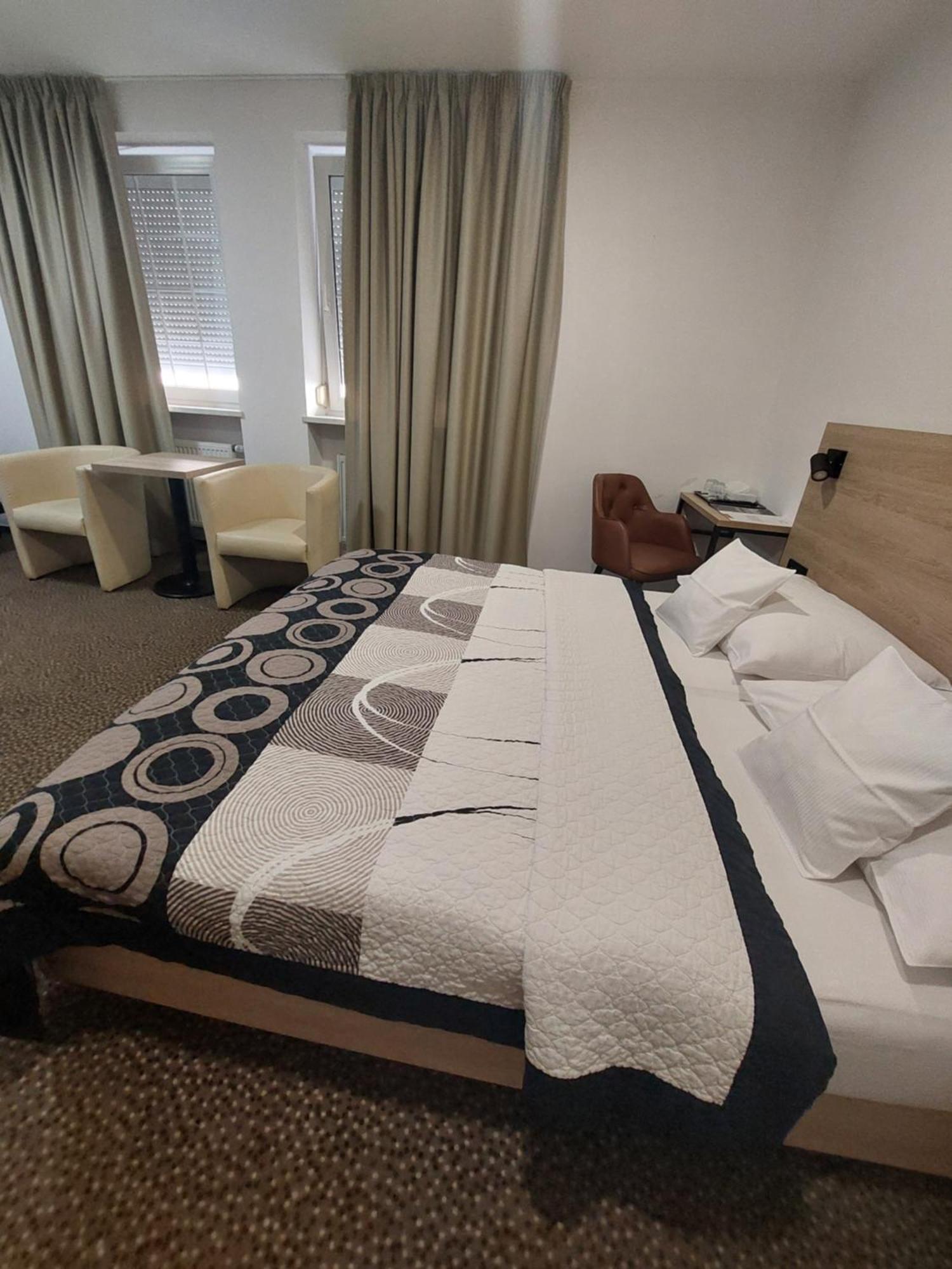 Avion Hotel