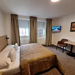 Hotel Avion