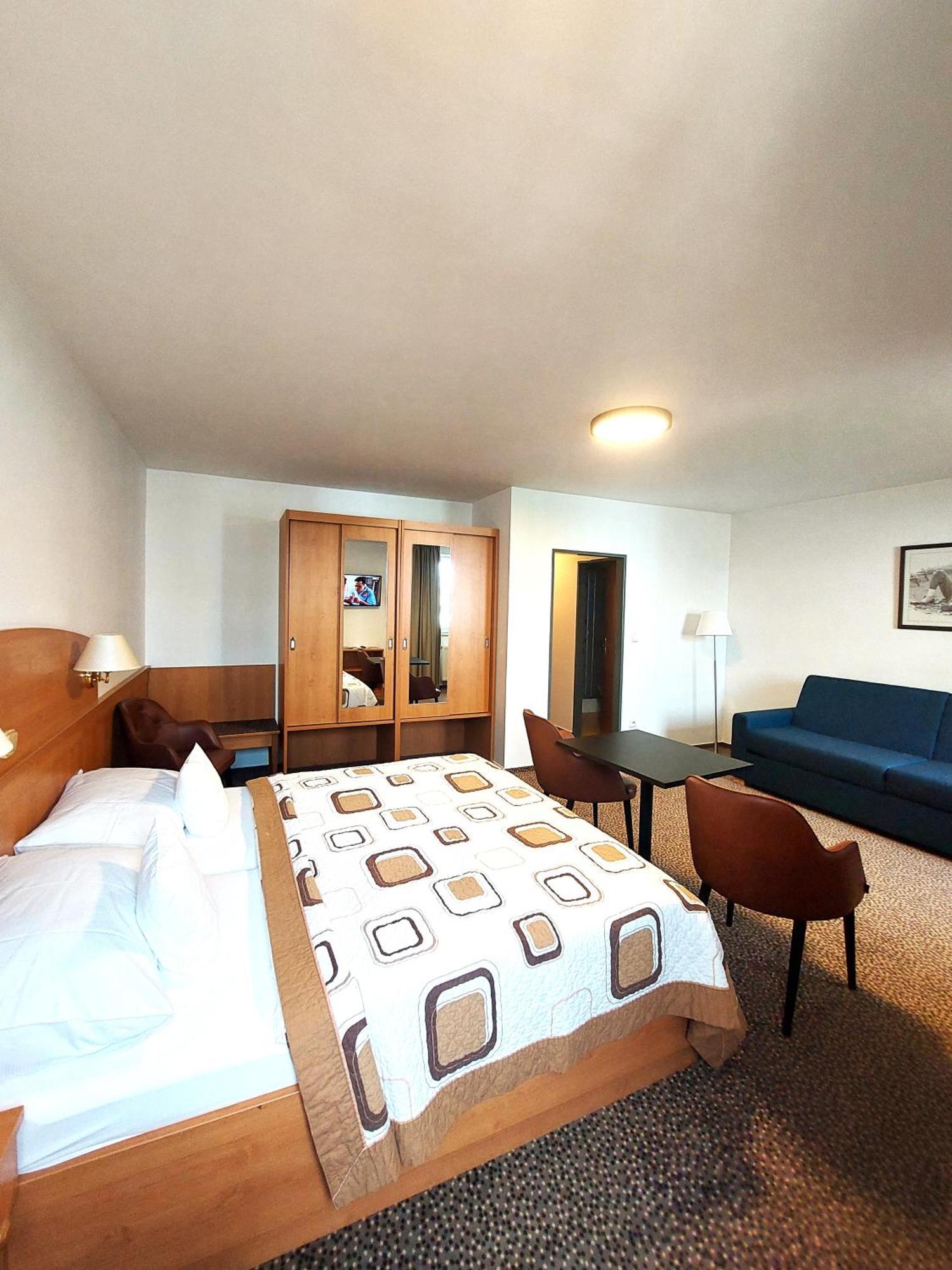 Avion Hotel